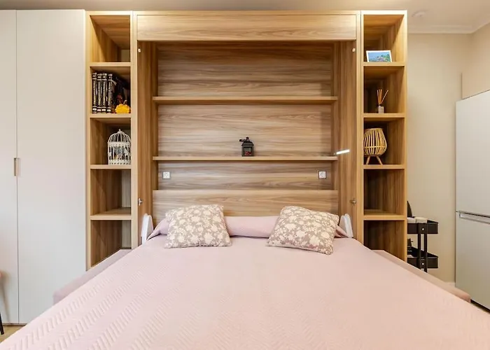 New! Cozy For Couples With Private Patio 세비야